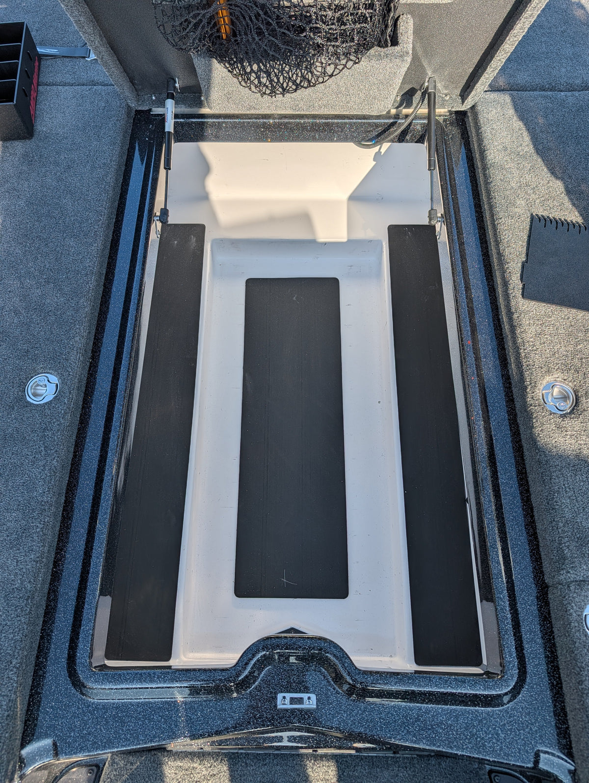 NPDSK0090 Skeeter® 2027 FXE/ZXE 20/21 CENTER COMPARTMENT KIT